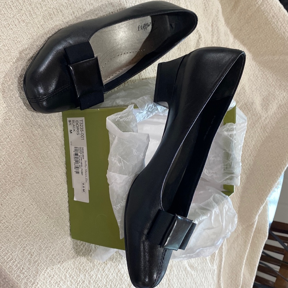 EUC Selby Doris Trotters black with bow  Size 9.5  $20